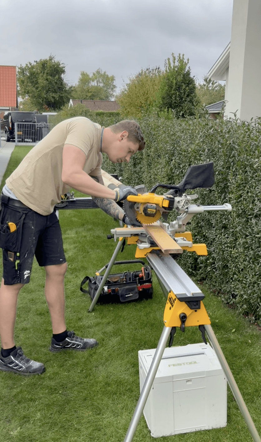 Nicolai Helt saver planke — tømrermester i Hvidovre