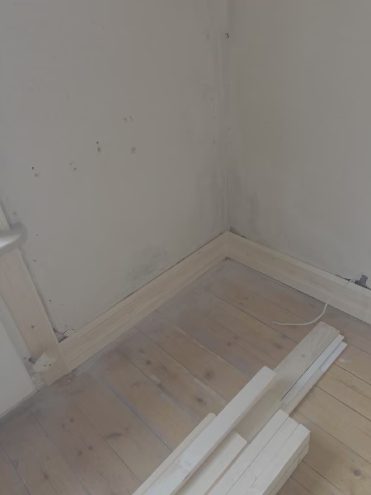 Renovering af hus i Hvidovre – nye sokelbræt og lister installeret