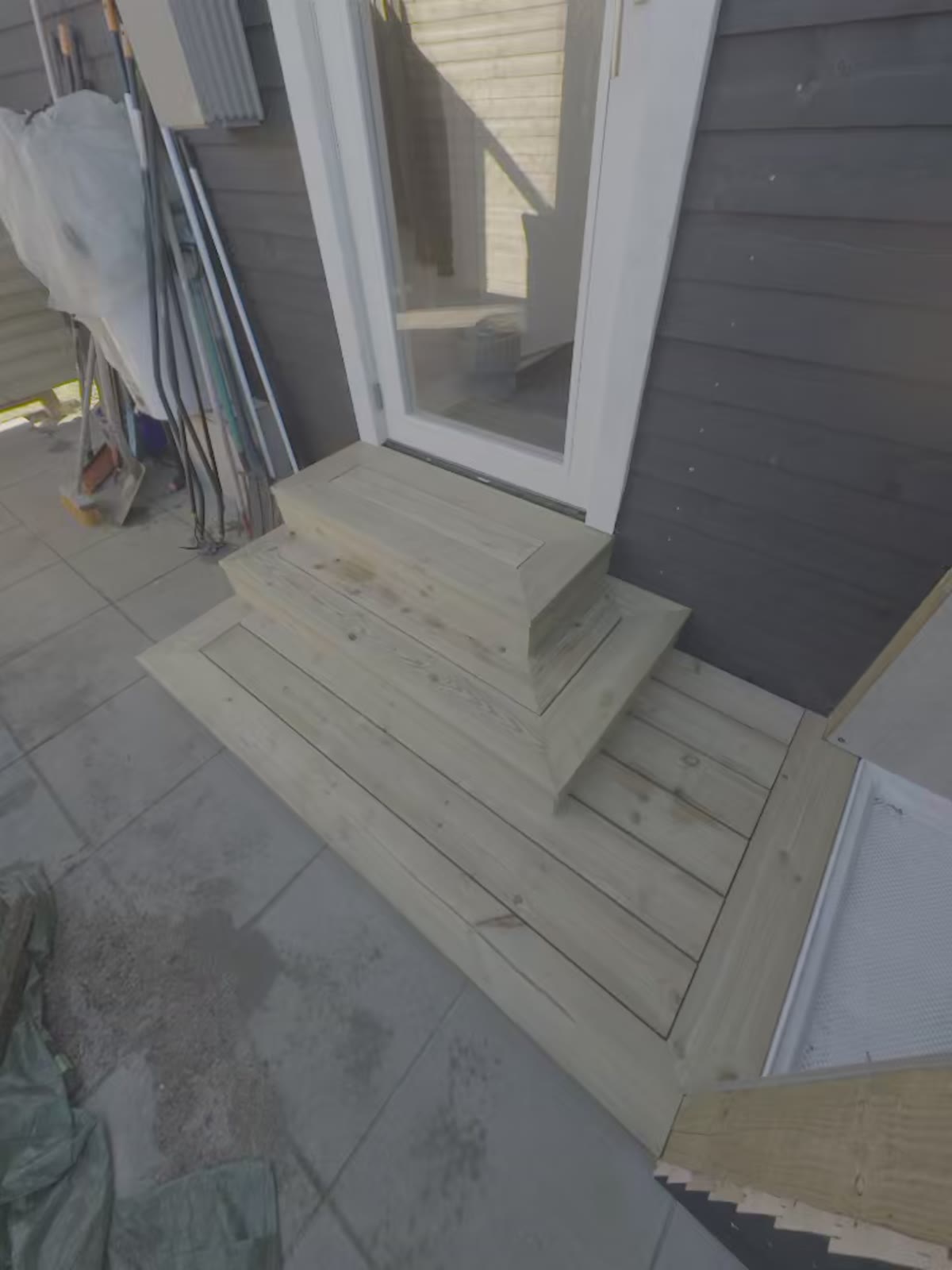 Færdige udvendige trætrin – tømrerarbejde i Hvidovre
