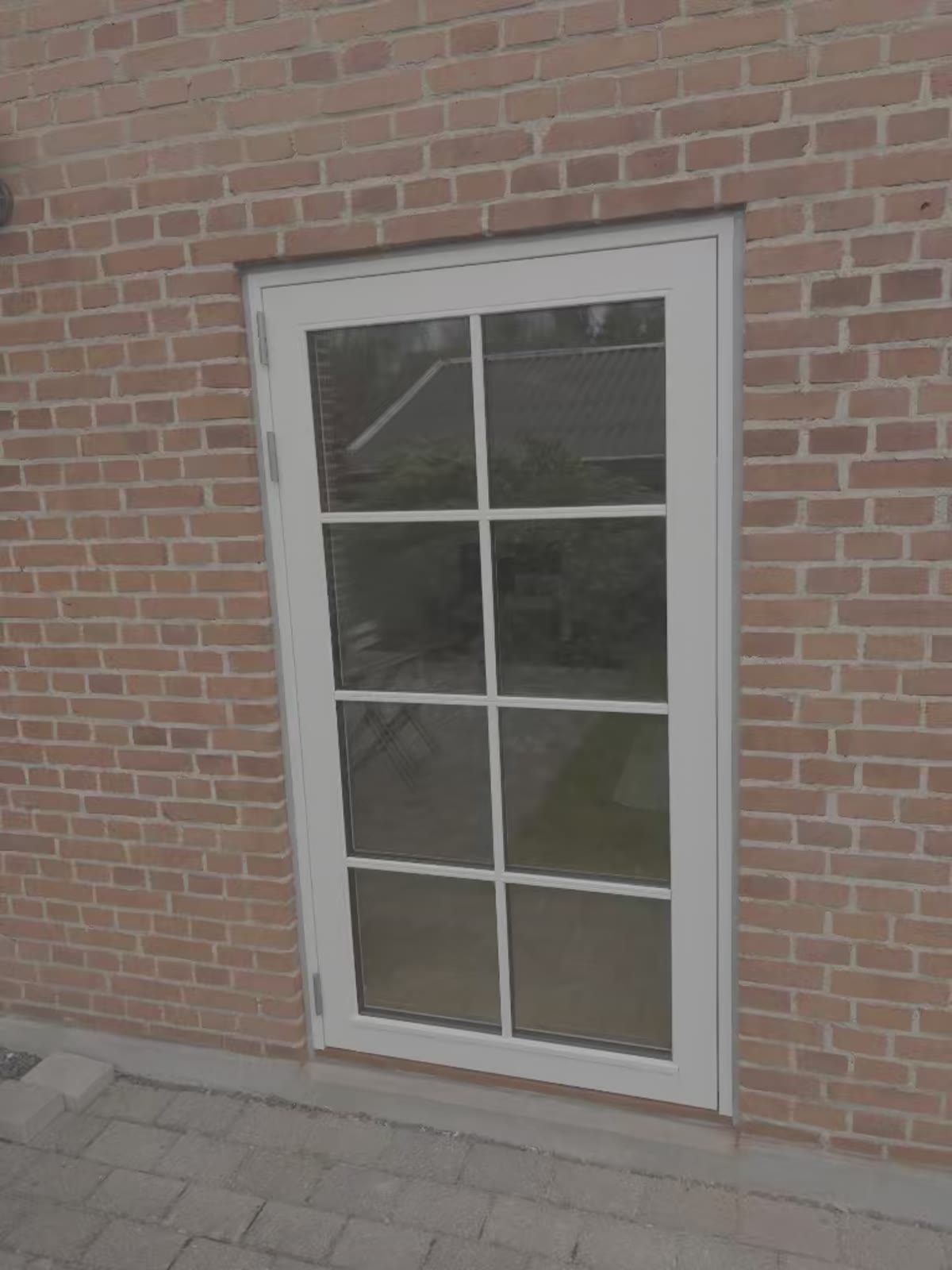 Nyt vindue monteret udvendigt i mursten facade