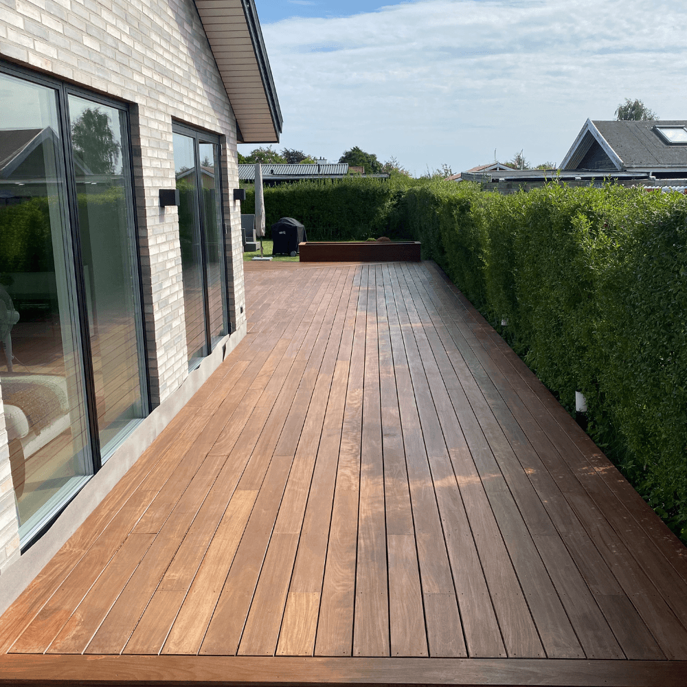 Bred terrasse langs hus bygget af lokal tømrer i Hvidovre
